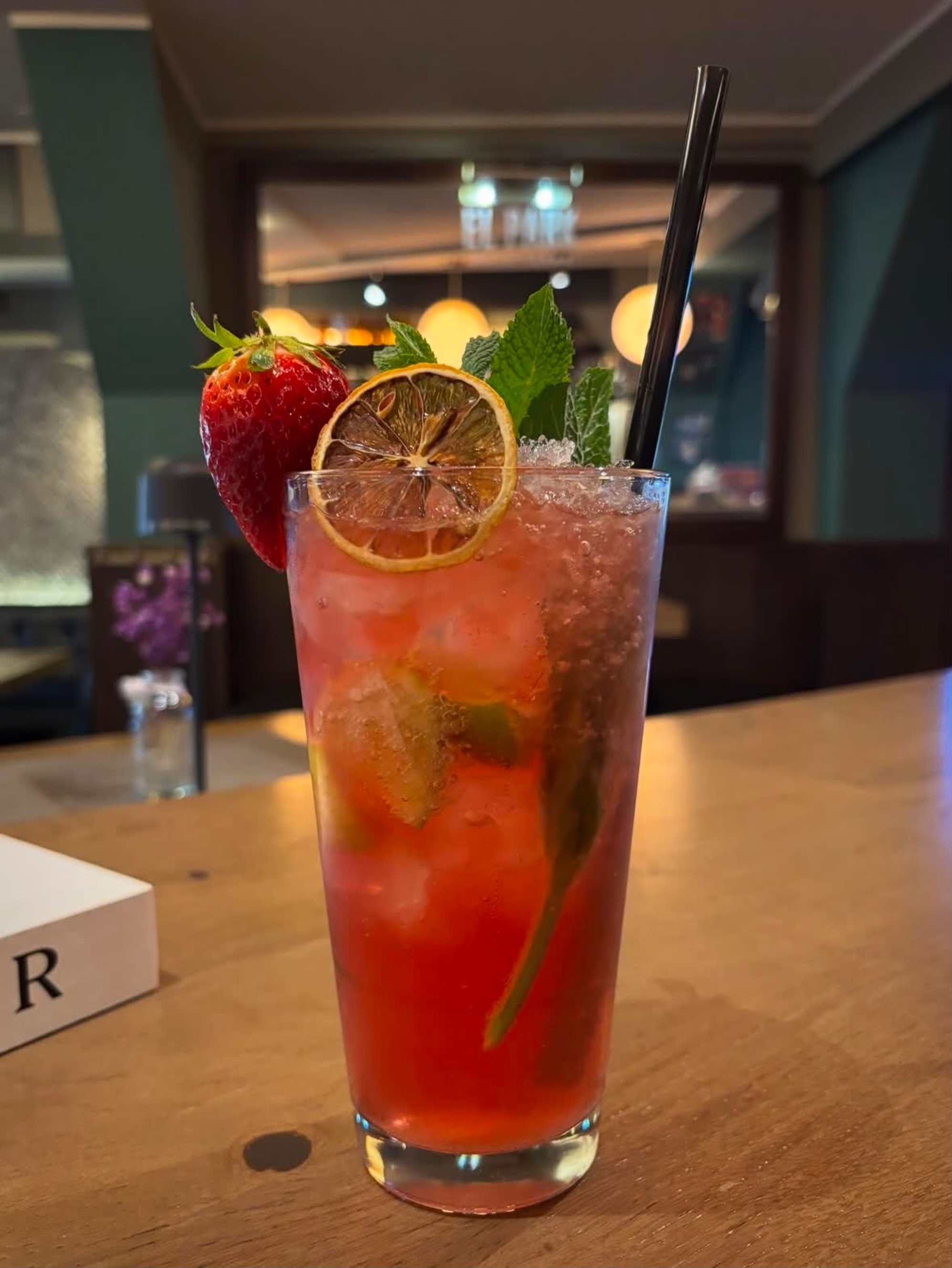 Cocktail mit Erdbeere & Minze