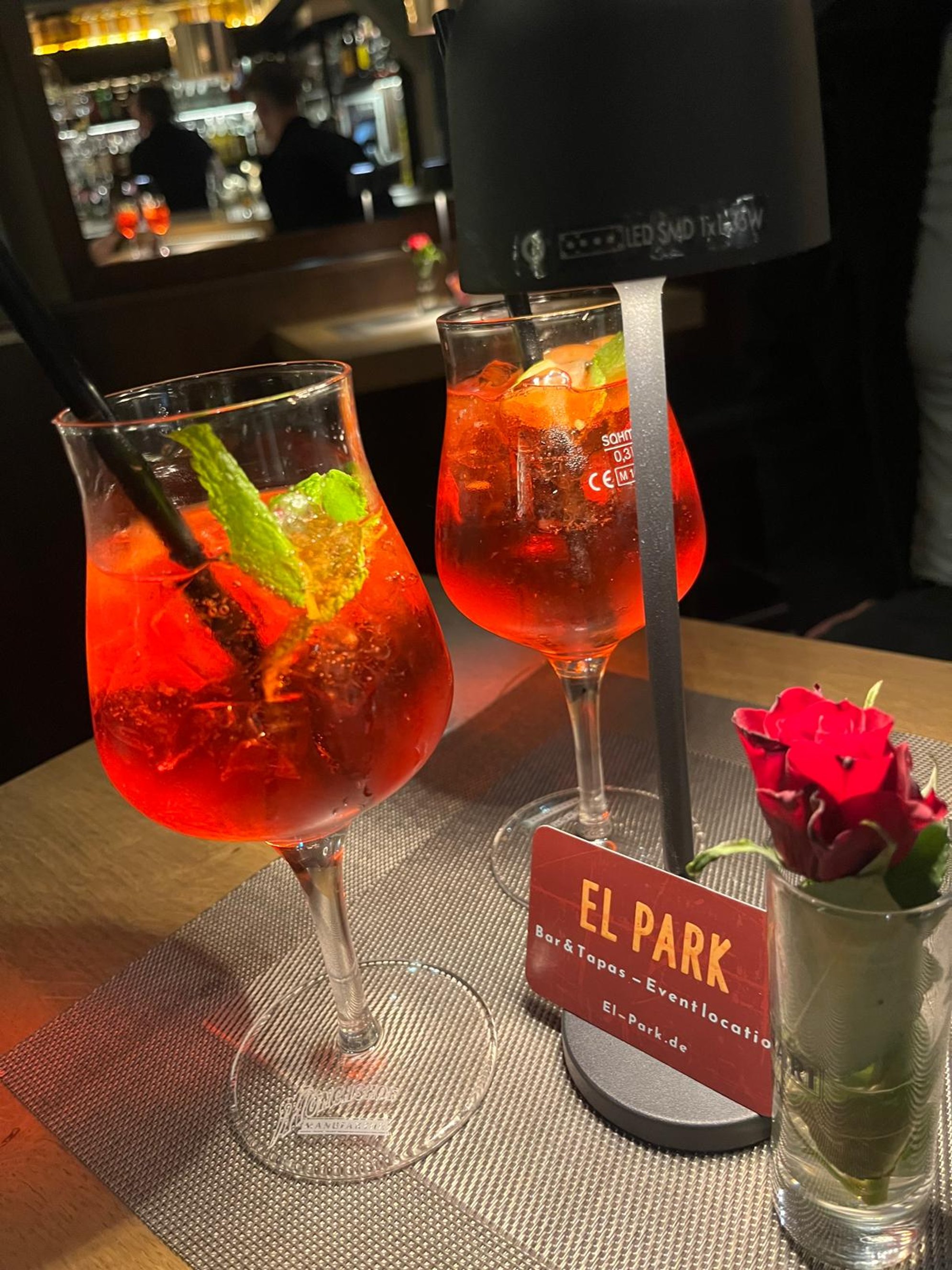 Spritz-Cocktails am Tisch