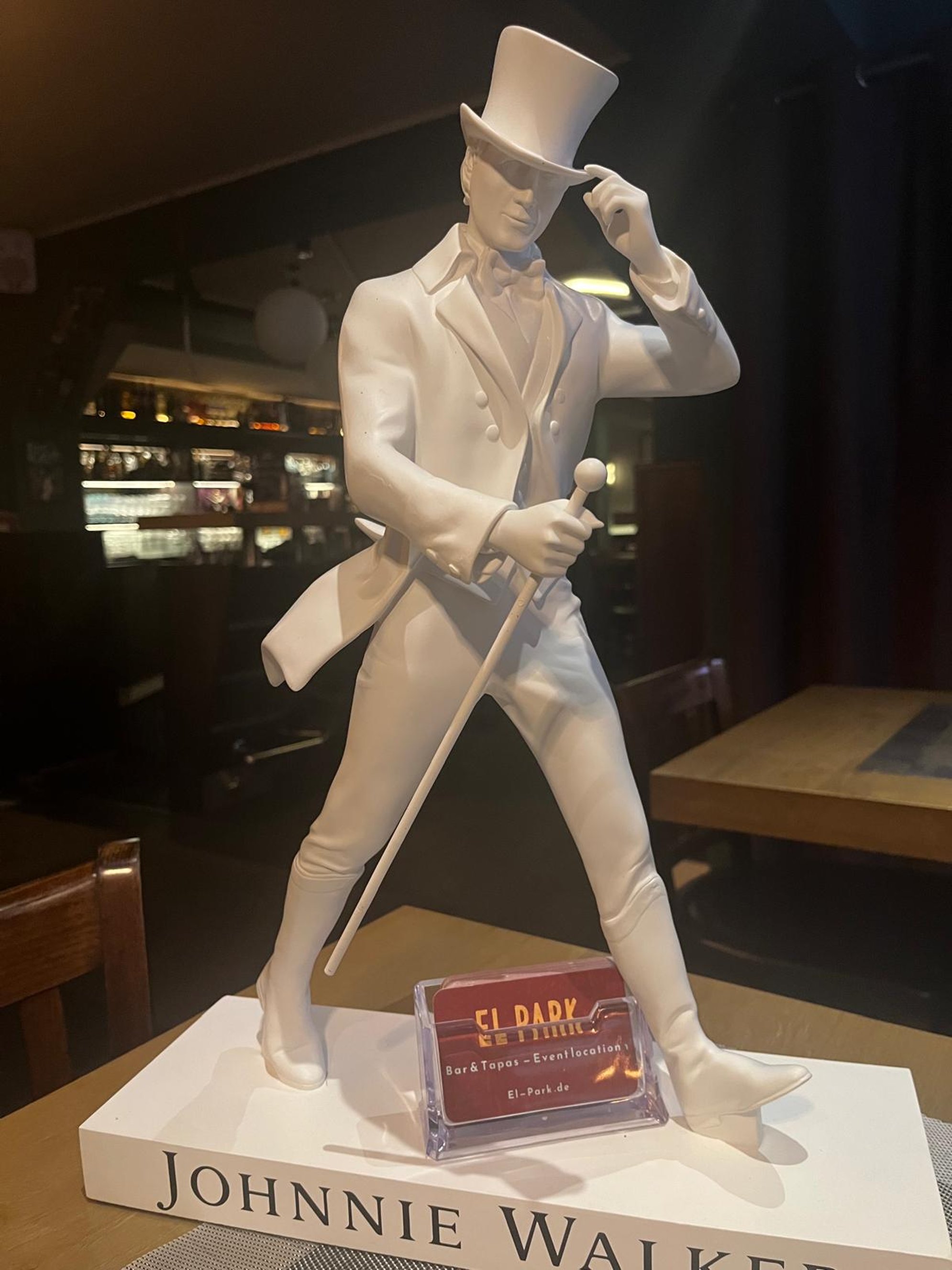 Johnnie Walker Figur mit El Park Tischkarte (Bar-Ambiente)