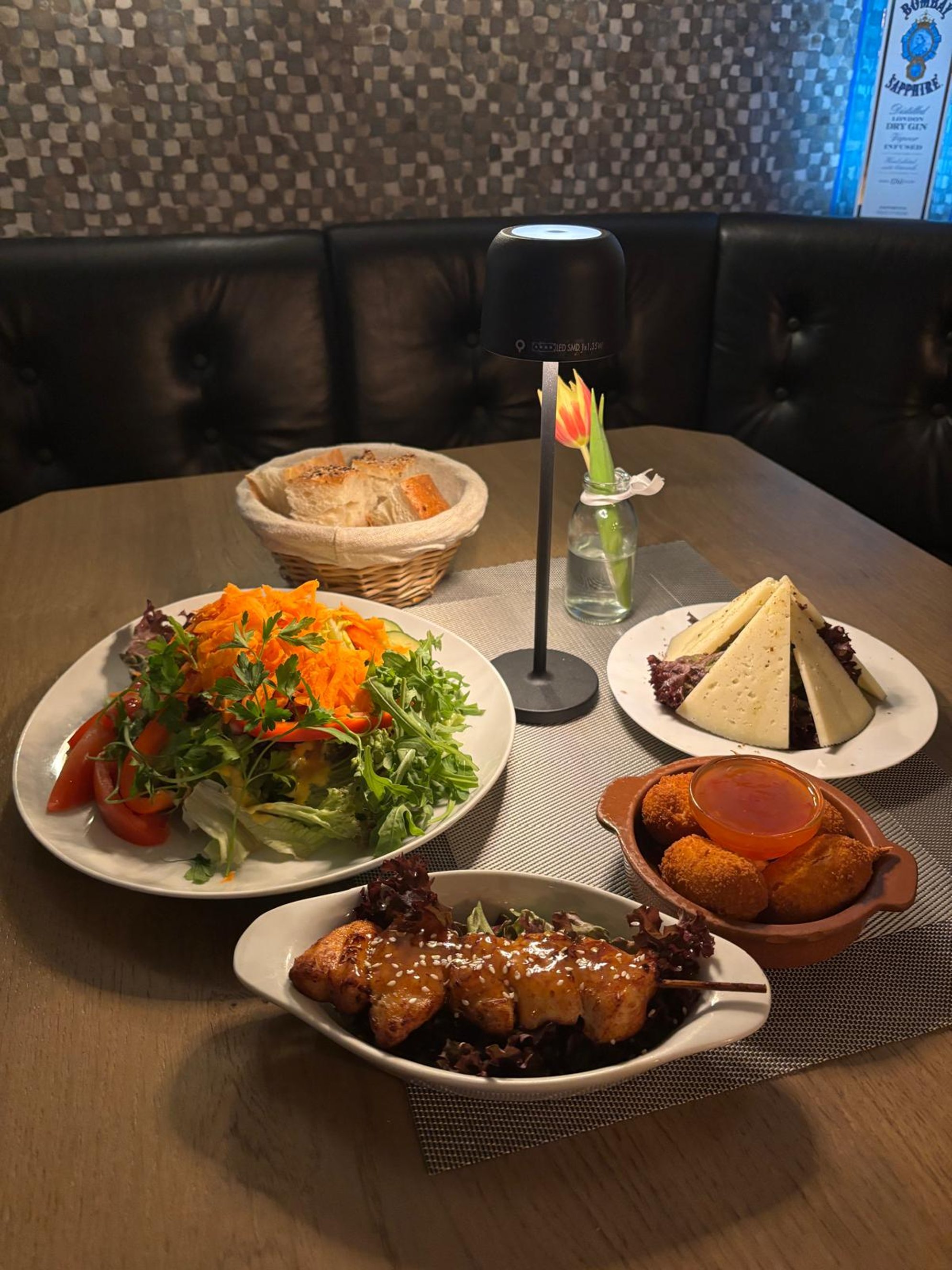 Tapas-Tischrunde (Salat, Manchego, Frittiertes, Spieß)